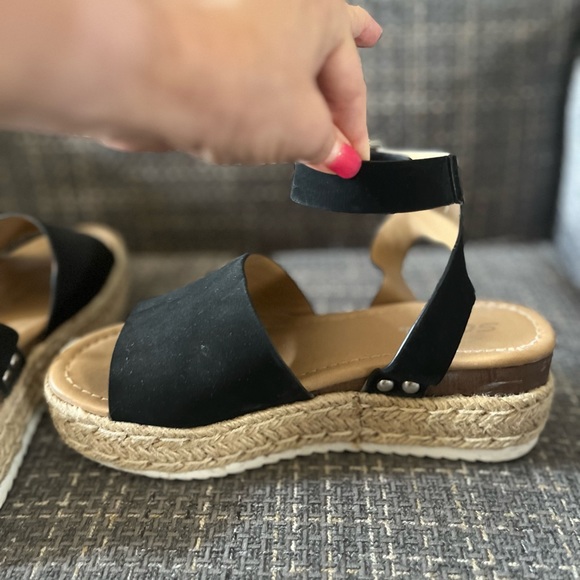 SODA Brand Wedge Type Sandals - Picture 10 of 10